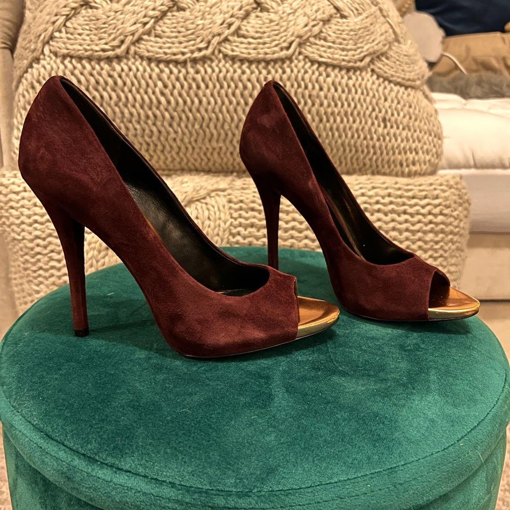Classic burgundy pumps with gold detailing!
